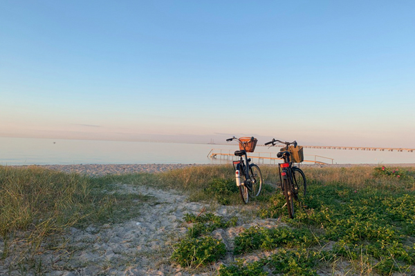 To cykler ved sranden Nyborg